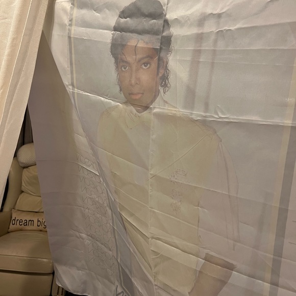 Huge stunning poster size picture of Michael Jackson in yellow nest on fabric - Picture 6 of 10